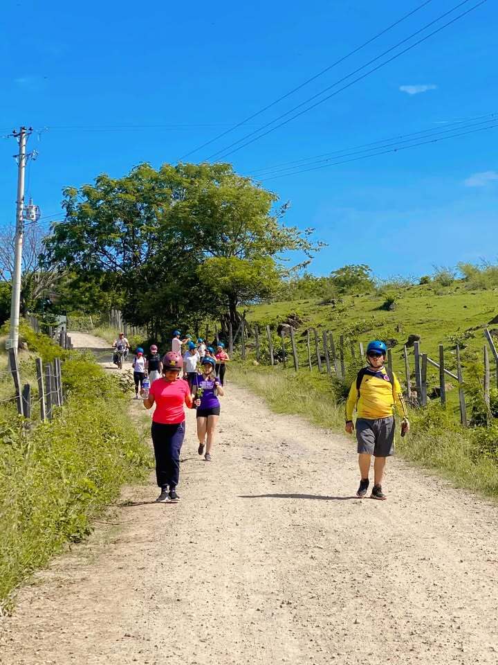 Caminantes por un camino de la vereda El Triunfo