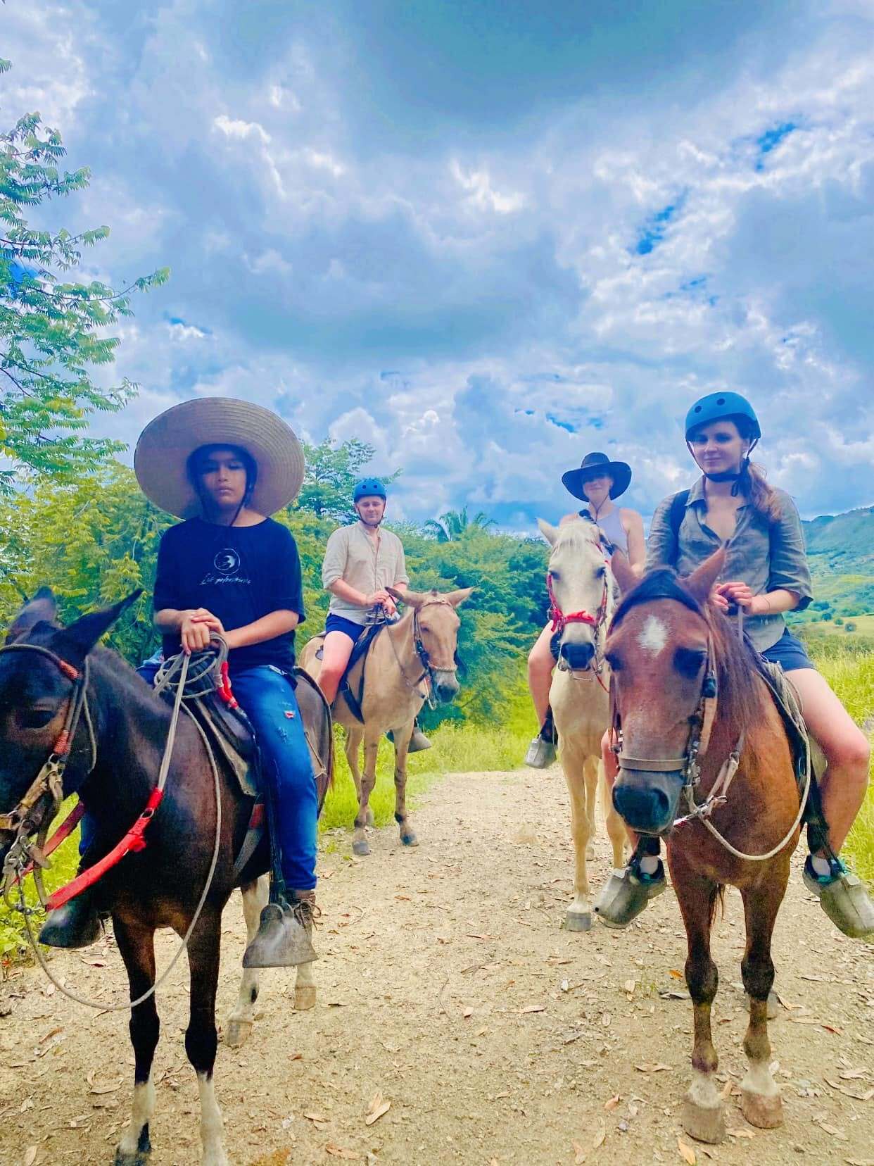 Grupo de jinetes con su guía en la Ruta Cartagena