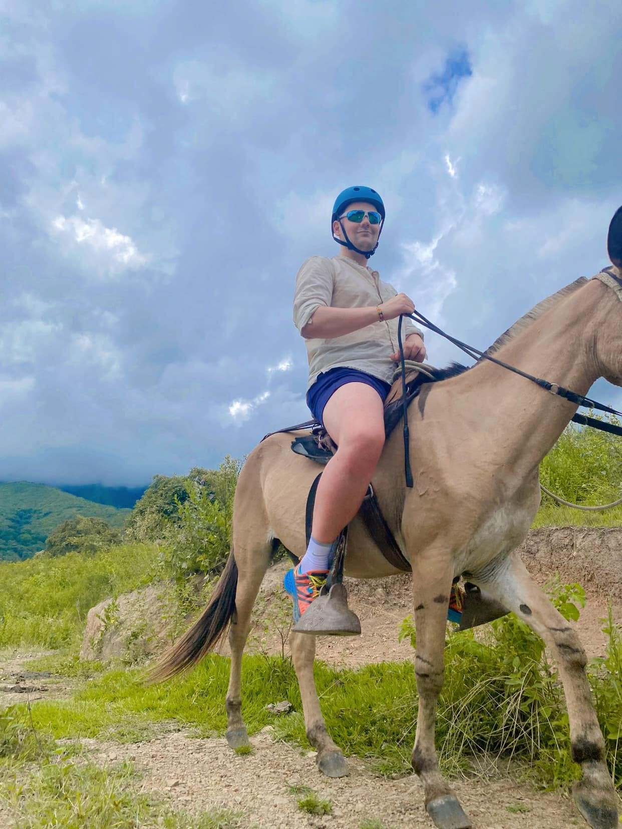 Jinete sonriente durante la cabalgata