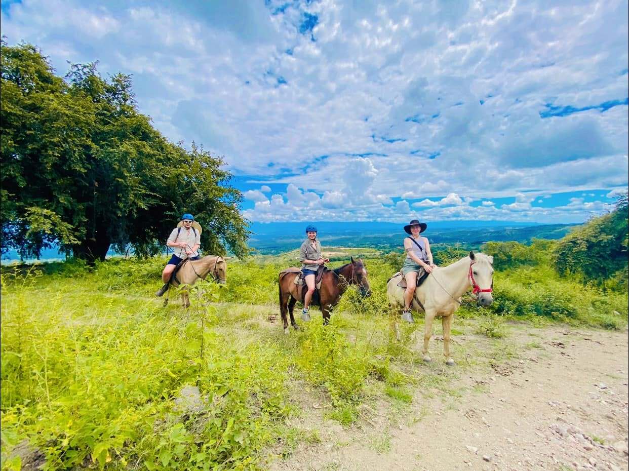 Tres jinetes con vista al valle en la Ruta Cartagena