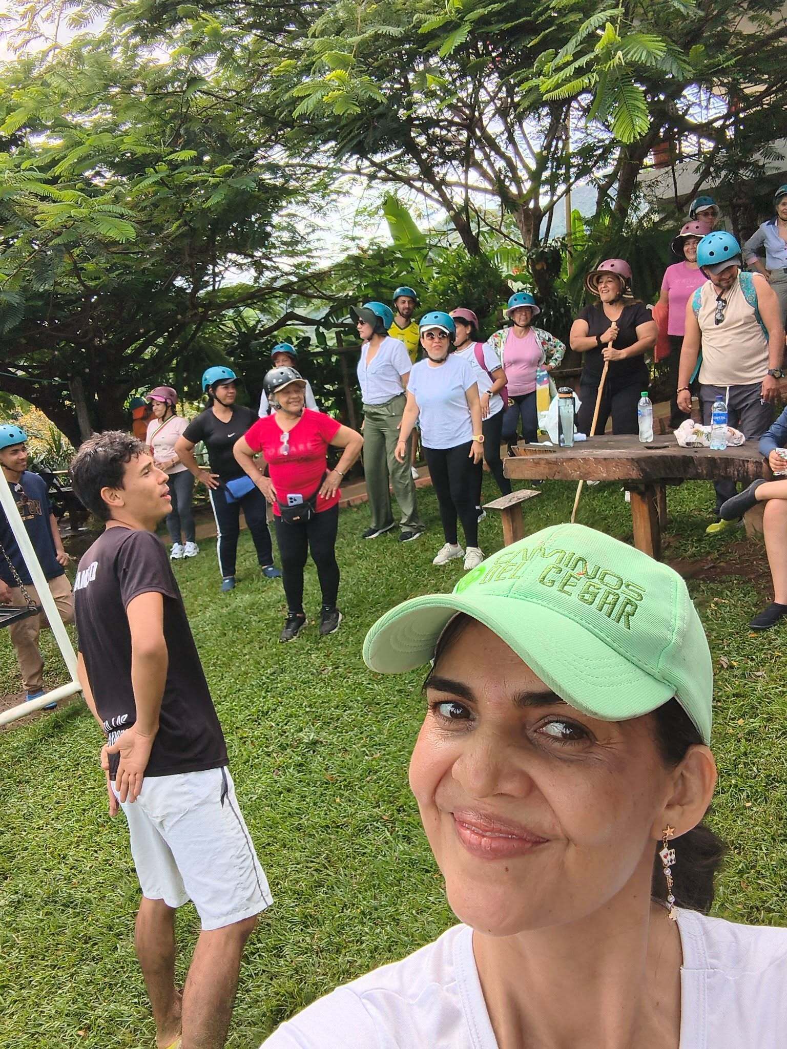 Guía y grupo con cascos listos para la ruta