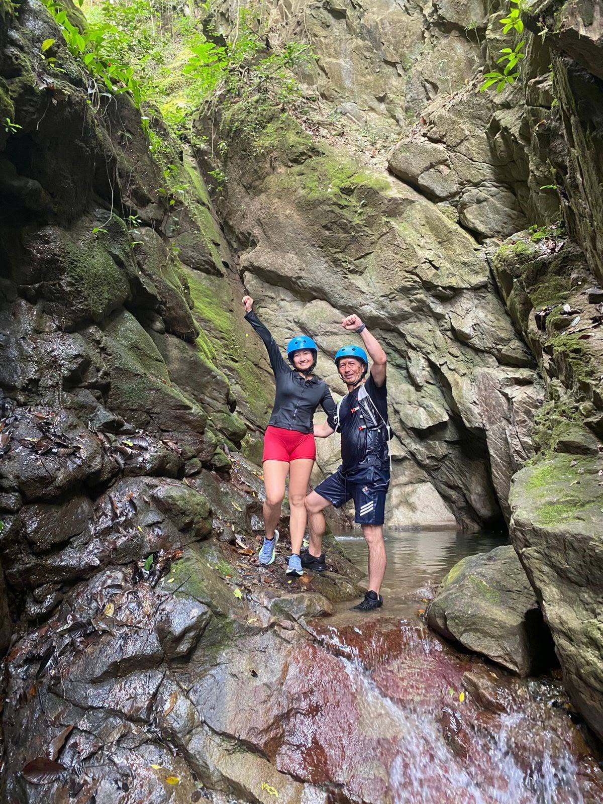 Pareja celebrando en el cañón de la ruta Las Golondrinas