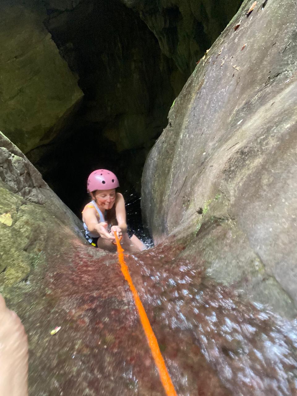 Visitantes en la quebrada de la ruta Las Golondrinas