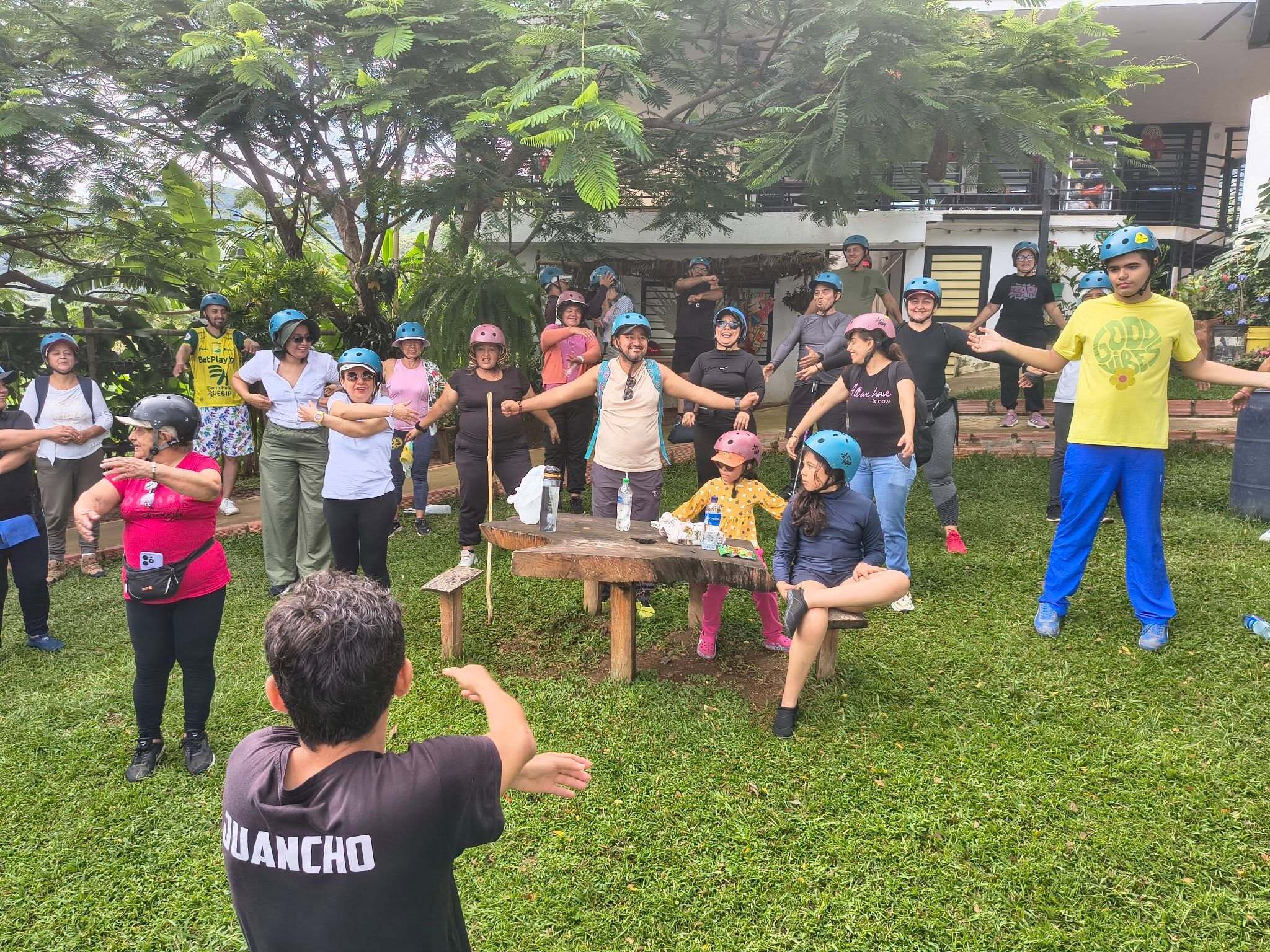 Calentamiento grupal en el jardín del Mirador antes de la ruta