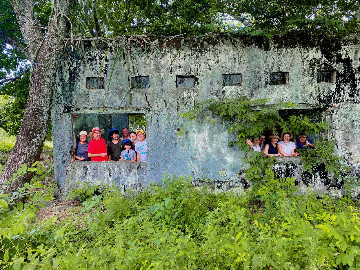 Visitantes en las ruinas de la antigua hacienda de la Finca Cartagena