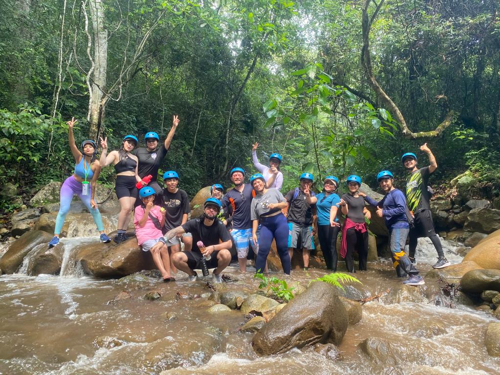 Grupo de amigos en la Cueva de las Golondrinas