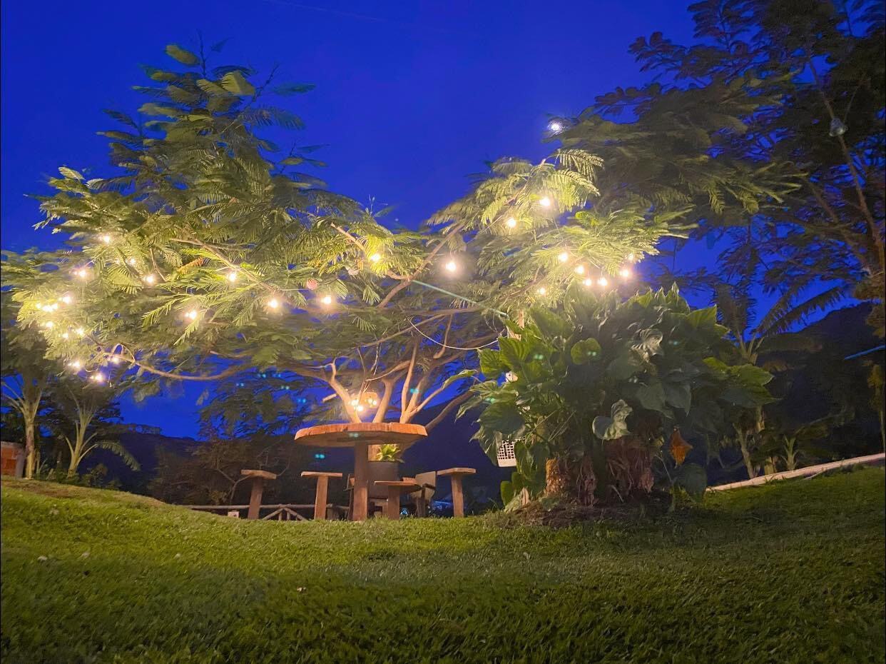 Mesas del restaurante del Mirador del César iluminadas de noche